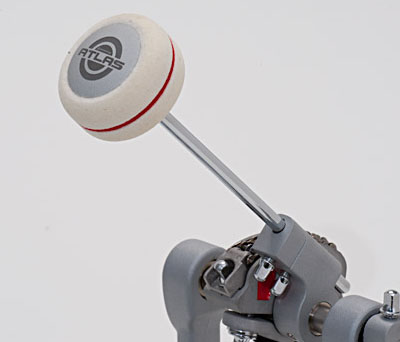 Tri-Felt Red Stripe beaterMade of medium-density felt for punchy attack and full sound, with lightweight aluminum hub, stainless steel shaft, and laser-engraved 